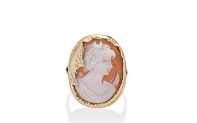 Ring in yellow gold and shell cameo