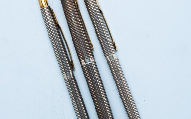 SET OF THREE VINTAGE PARKER PENS AND PENCIL IN STERLING SILVER.