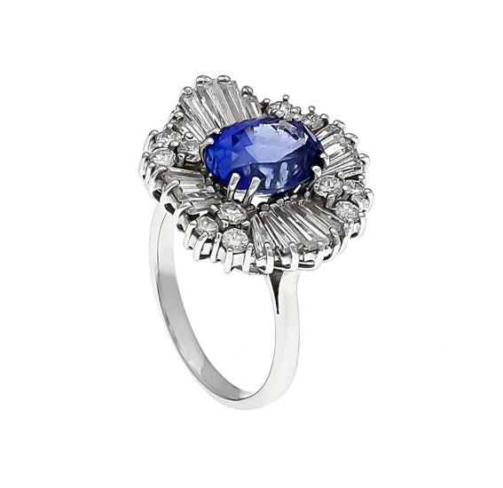 Sapphire diamond ring WG 750/000 with an oval...