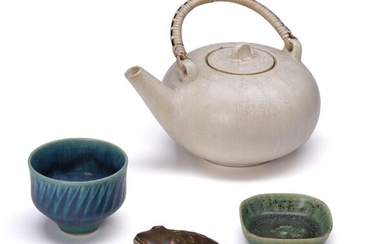 SOLD. Saxbo, Leon Galleto, Eva Stæhr-Nielsen: A small teapot, two small bowls and a little frogg figure of stoneware. (4) – Bruun Rasmussen Auctioneers of Fine Art