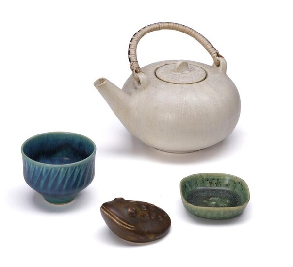 SOLD. Saxbo, Leon Galleto, Eva Stæhr-Nielsen: A small teapot, two small bowls and a little frogg figure of stoneware. (4) – Bruun Rasmussen Auctioneers of Fine Art