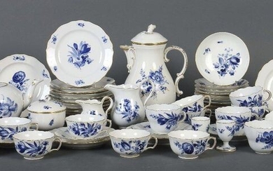 Service pieces with floral décor Meissen, 20th century (Pfeiffer period and later), porcelain, glazed and decorated with the décor ''German flower and insects'' in cobalt blue underglazed painting and gold graded, 61 pcs. dam. consisting of: 15 cake...