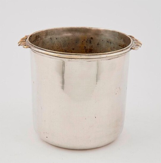 Silver plated brass cooling bucket, cylindrical in shape, the moulded border is decorated with two wave-shaped handles (small wear). 18th century period. Height. 18 cm. Inside diameter 17,6 cm.