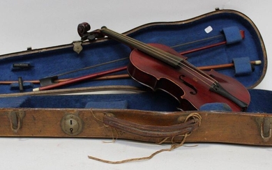 Small VIOLIN bearing a half-finish label. Two ARCHETS and a case are attached. W. 27.7 cm. Small wear and tear.