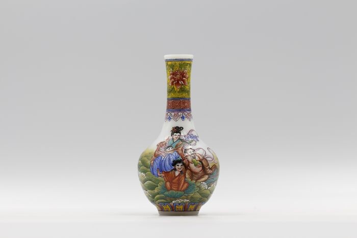 Snuff bottle - Glass - Human Figure - The Eight Immortals Crossing the Sea - China - Mid 20th century
