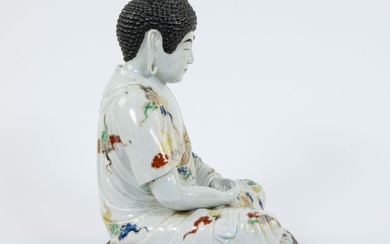 Statue japonaise en porcelaine représentant un Bouddha assis sur un socle en bois, vers 1900...