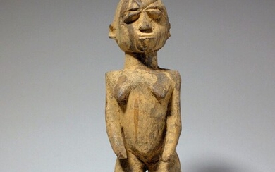 Statuette Lobi (Burkina faso) Représentant un personnage masculin les bras détachés du corps et projetés...