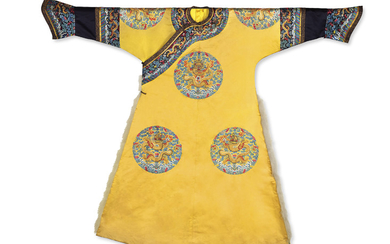 TRES RARE ROBE IMPERIALE SEMI-FORMELLE EN SOIE BRODEE A FOND JAUNE, LONGPAO, CHINE, DYNASTIE QING, EPOQUE JIAQING (1796-1820)