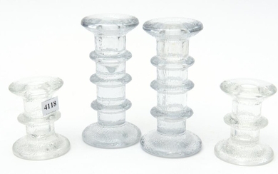 TWO PAIRS OF GLASS MID-CENTURY CANDLESTICKS H.8CM & 15CM