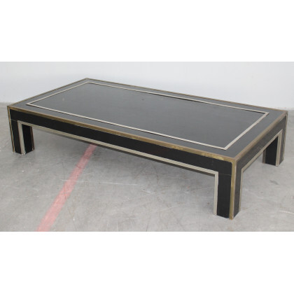 Tavolo basso con struttura in laminato nero, fasce in ottone e metallo nichelato. Italia, anni '70. (cm 181x38x91) (gravi difetti)