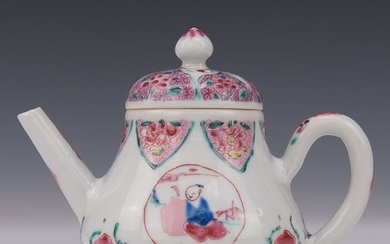 Teapot (1) - Famille rose - Porcelain - Figures and peaches - China - Qianlong, ca 1740