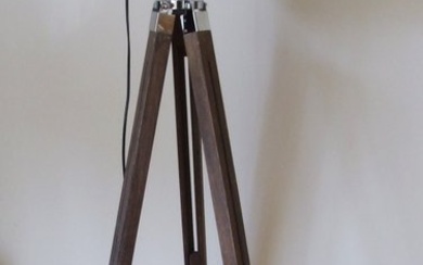 Tripod floor lamp - Alloy, Tripod floor lamp –theater lighting - chromed metal - a standing lamp mounted on a wooden tripod