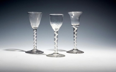 Trois petits verres à vin vers 1760, avec un entonnoir rond, une cloche et des...