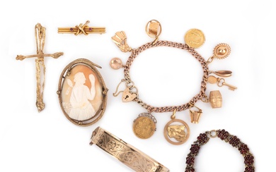 Un groupe de bijoux comprenant un bracelet à breloques en or, comprenant : un bracelet...
