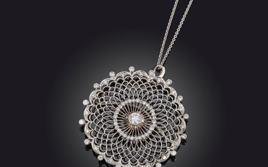 Un pendentif/broche en diamant, dans le style Belle Epoque, le pendentif circulaire de construction complexe,...