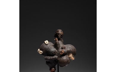 Une très intéressante statuette masculine du vaudou avec des gourdes appelées tchégo en langue fongbé...