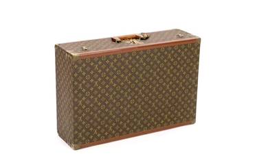 Une valise Louis Vuitton LVavec des montures en laiton et des bandes de cuir,70 x...