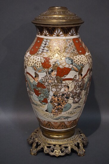 Vase en porcelaine asiatique à décor de personnages... - Lot 239 - Jonquet