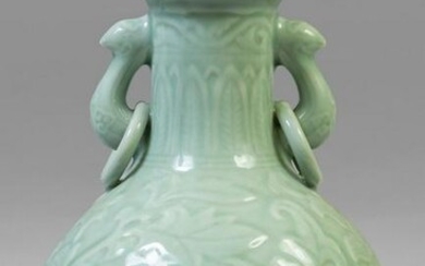Vaso Celadon con decorazione a rilievo con prese