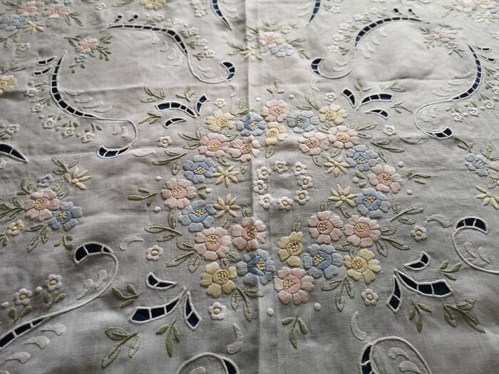 Very rich 100% pure linen bedspread with floral stitch embroidery - 260 x 280 cm - Linen - 21st century