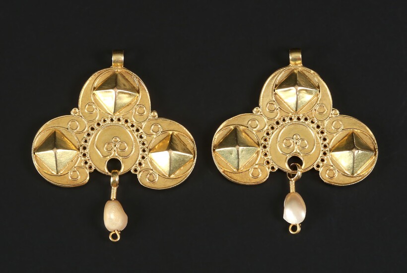 Zeeland, pair of gold hangers with seed pearls.