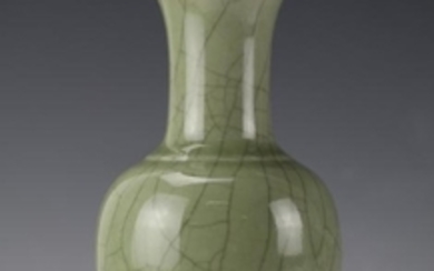 A Celadon Glazed Phoenix Tail Vase of Qing Dynasty