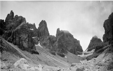 VITTORIO SELLA ( 1859 - 1943 ) , Massiccio del Brenta con due alpinisti in primo piano 1890 ca. Vintage gelatin silver print. Artist's blind credit stamp and...