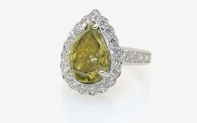 Ring mit großem tropfenförmigen Diamanten
