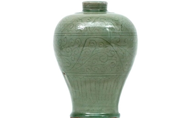14° eeuwse Chinese vaas uit de Yuan/Ming-periode in lichtgroene (allicht Longquan) celadon keramiek met onderliggend...