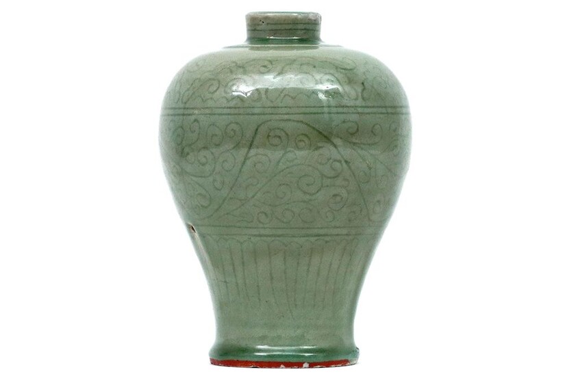 14° eeuwse Chinese vaas uit de Yuan/Ming-periode in lichtgroene (allicht Longquan) celadon keramiek met onderliggend...
