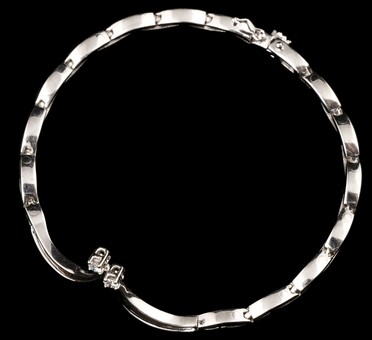 14k white gold link bracelet, the centre cluster set with...
