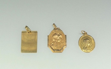 18K (750/oo) yellow gold set including two medals of the...