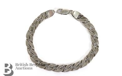 18ct white gold curb link bracelet, approx 20 cms in length 17.2 gms.