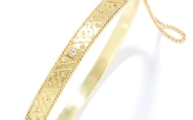 ANTIQUE DIAMOND BANGLE in yellow gold, set with a round