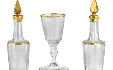 Zwei Karaffen und Weinglas mit der Darstellung einer Kardinalserhebung