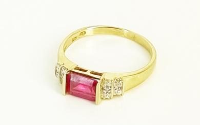 A 14ct GOLD AND RUBY RING