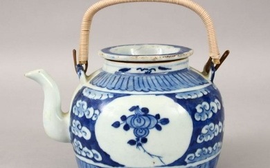 A 19TH CENTURY CHINESE BLUE & WHITE PORCELAIN TEAPOT &
