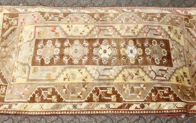 A 20TH CENTURY PERSIAN CARPET, beige ground with large