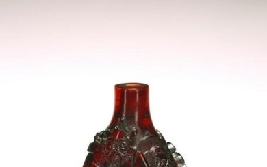 A CHINESE AMBER GLASS SNUFF BOTTLE