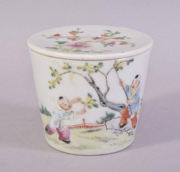 A CHINESE FAMILLE ROSE PORCELAIN BOX AND COVER, painted