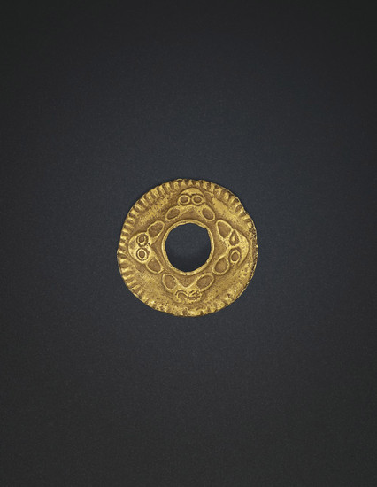 A CIRCULAR GOLD ORNAMENT, NORTHERN CHINA, 3RD CENTURY BC