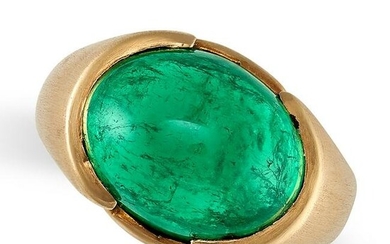 A COLOMBIAN EMERALD RING in 18ct yellow gold, set with a cabochon emerald of approximately 7.47