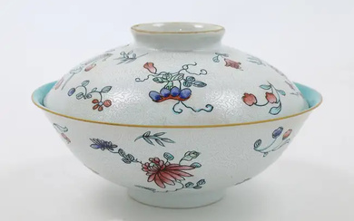 A Chinese porcelain Qing dynasty bowl and cover, early 20th century, apocryphal...