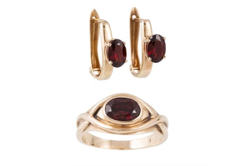 A GARNET SOLITAIRE RING mounted in 10ct gold, size Q-P, tog...