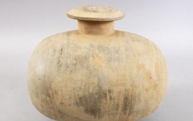 A GOOD EARLY CHINESE TERRACOTTA BURIAL URN, 23.5cm