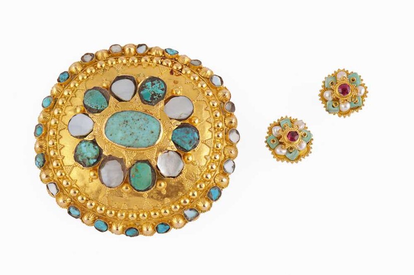 A LARGE CIRCULAR BROOCH TOGETHER WITH A PAIR OF EARSTUDS