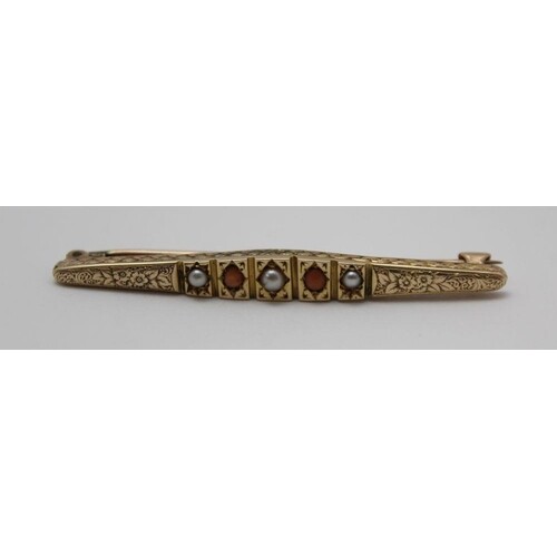 A LATE 19TH CENTURY YELLOW METAL BAR BROOCH, inset pearls an...