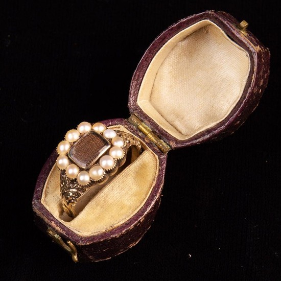 A Late Georgian Yellow Gold Memorial Ring set with a panel of woven hair-work surrounded by twelve s