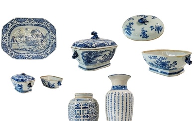 A MIXED GROUP OF CHINESE BLUE AND WHITE CERAMICS, PREDOMINAN...
