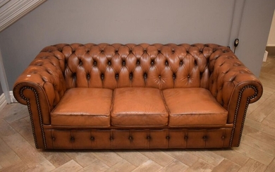 A MORAN CHESTERFIELD THREE SEATER LEATHER SOFA (72H X 194W X 91D CM)